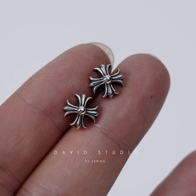 CROSS CUT OUT STUD EARRING