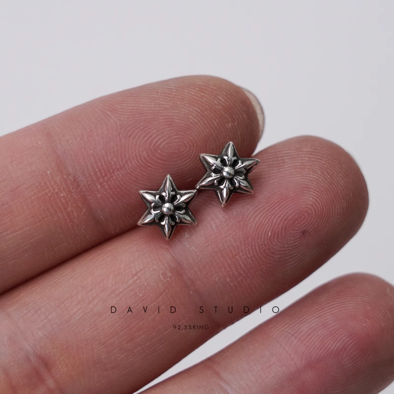 CUT OUT STAR EARRING