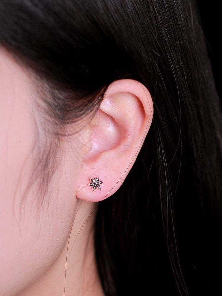 CUT OUT STAR EARRING