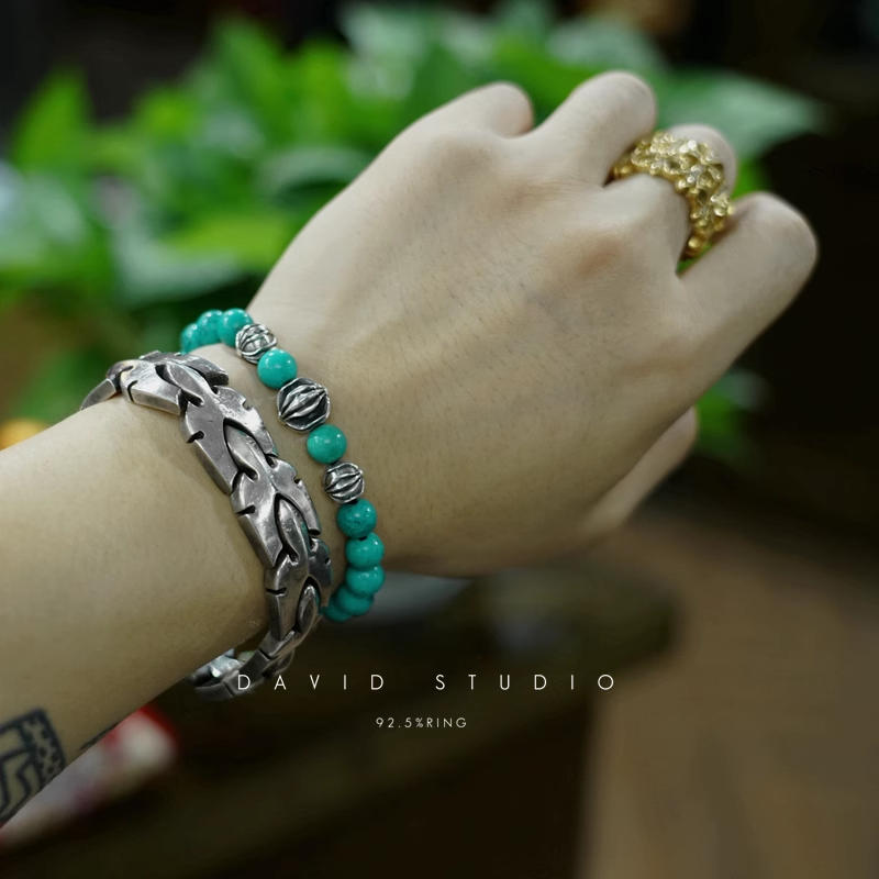 TURQUOISE BEAD BRACELET 8MM (4 SILVER BEADS)