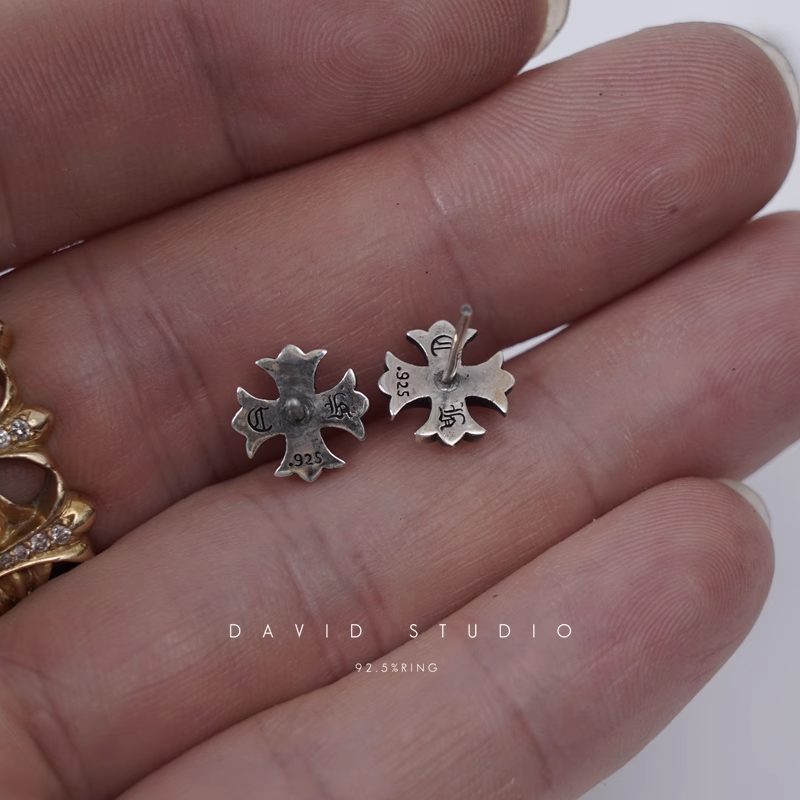 CROSS CUT OUT STUD EARRING