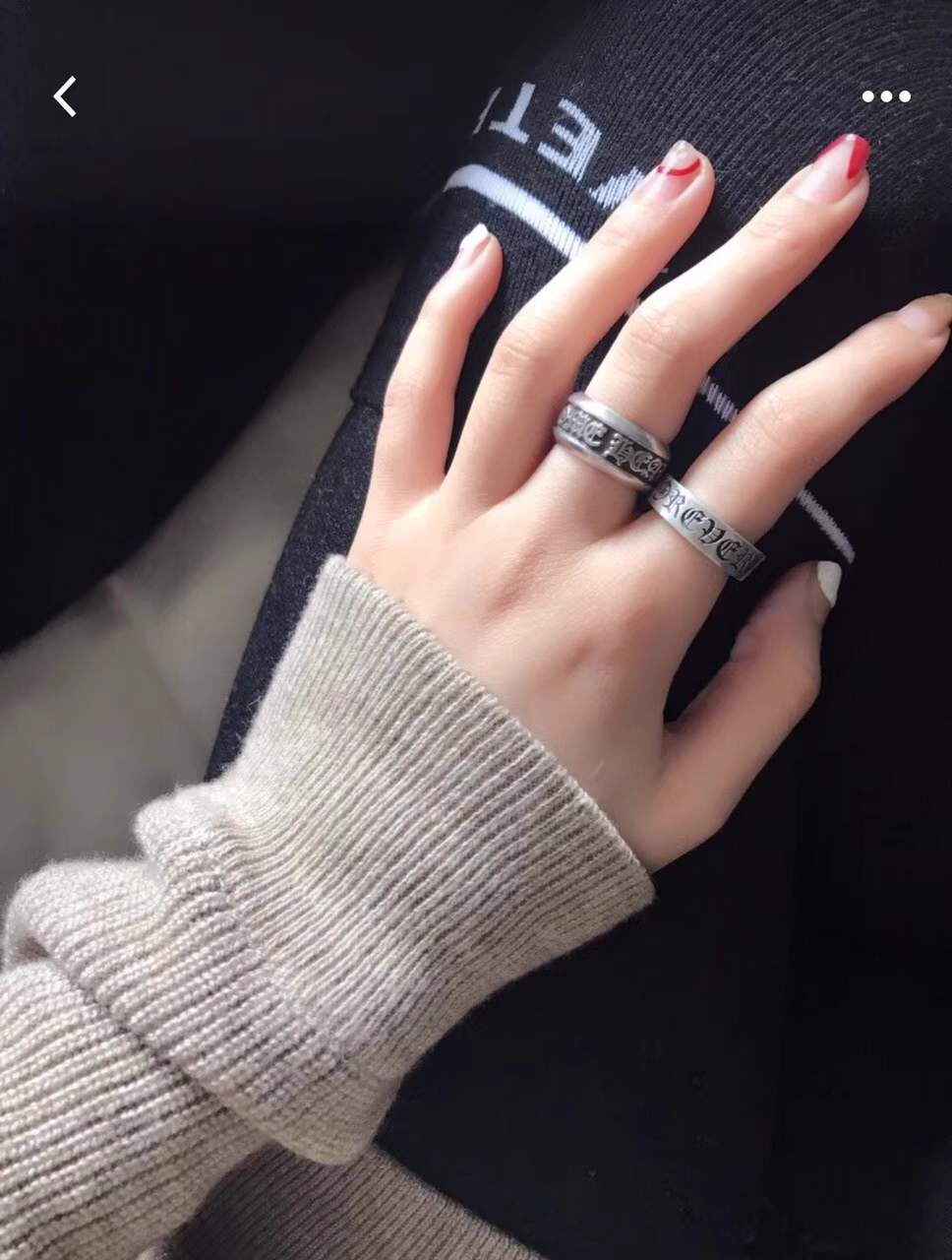 CHROME HEARTS SCROLL RING – SMALL LABEL RING