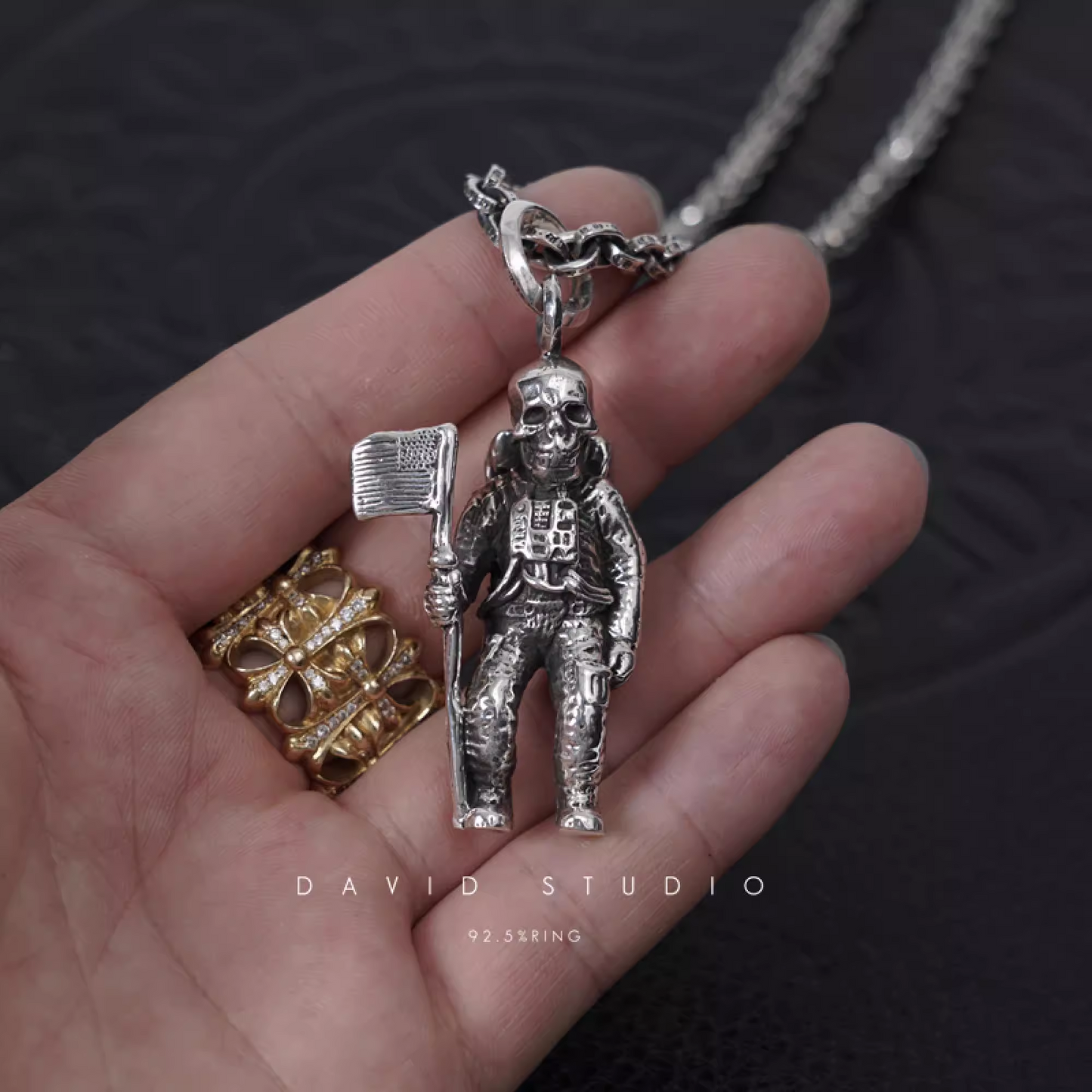 FOTI ASTRONAUT PENDANT – PAPER CHAIN